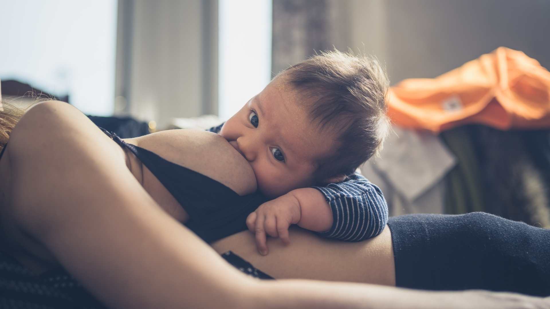 Come dare il latte con il biberon al neonato - Consigli dell'ostetrica su  posizione di allattamento 