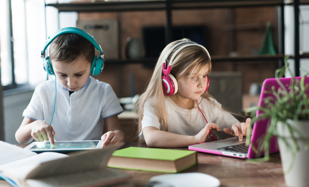 Bambini didattica a distanza con il computer