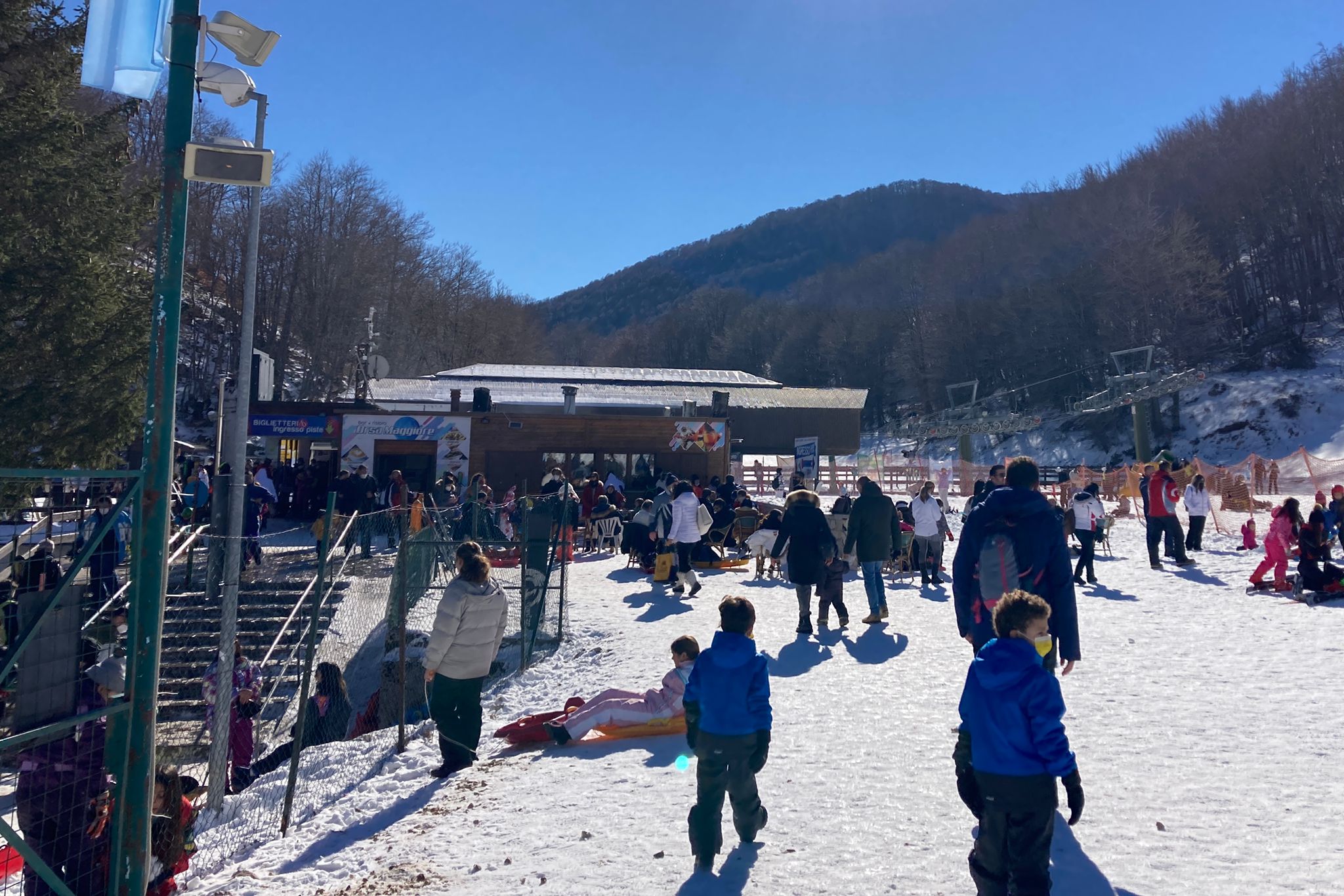 montagna vicino roma neve pescasseroli abruzzo bambini