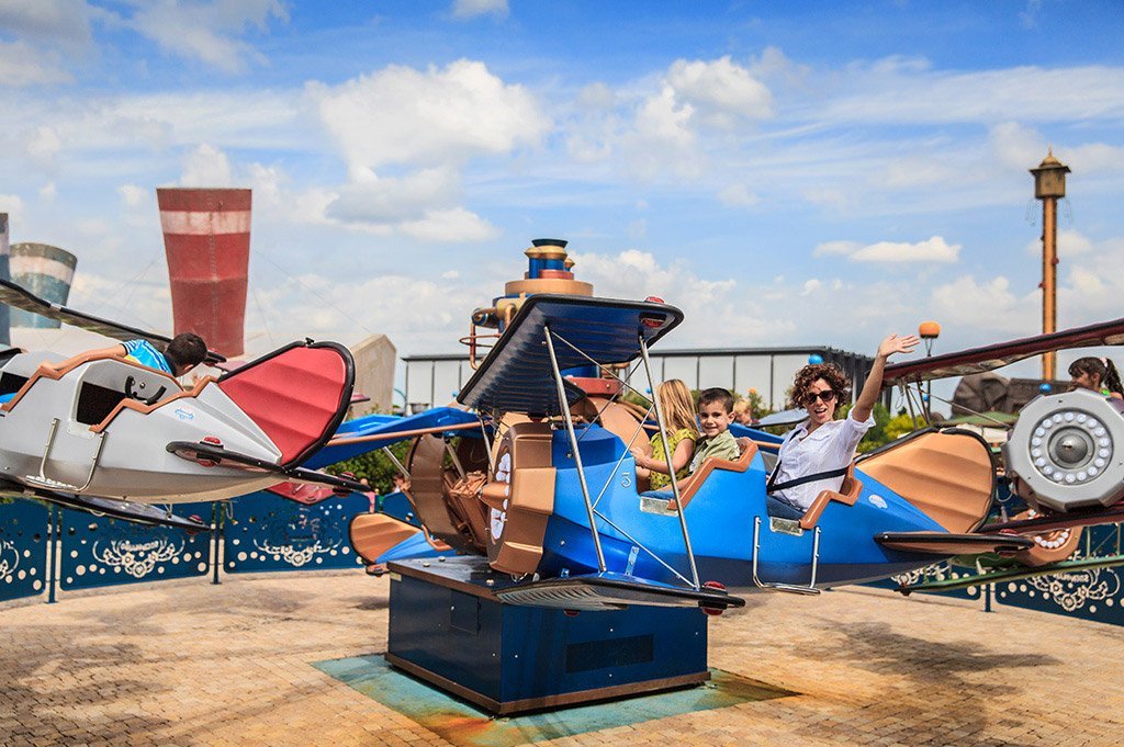 cinecitta world roma piscina all'aperto estate bambini famiglie albero magico