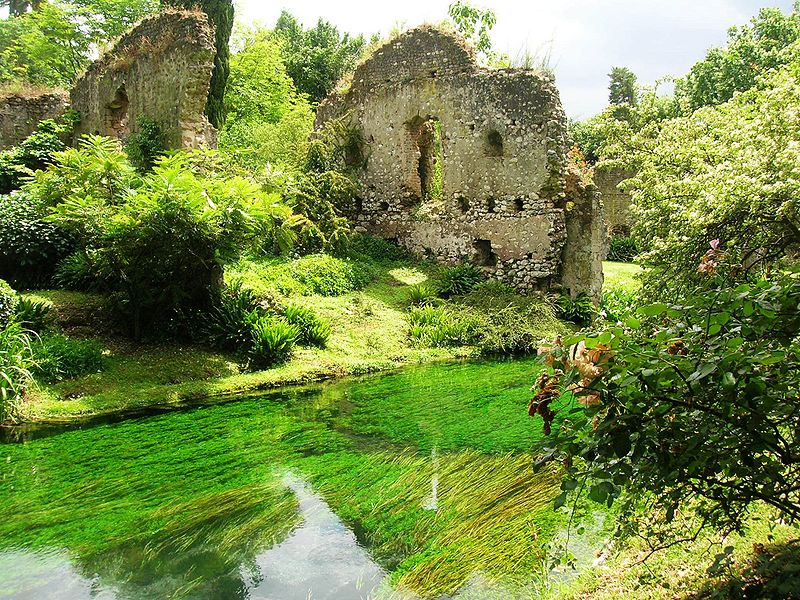 Il fiume Ninfa tra i ruderi di Ninfa