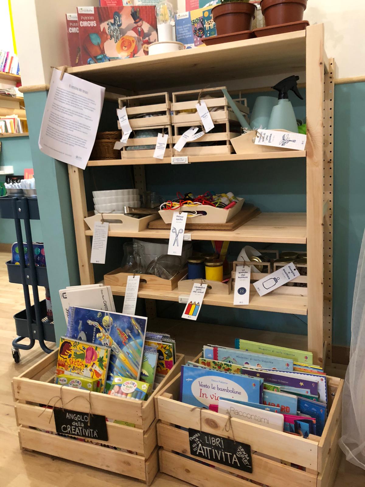 lotta libreria per bambini roma eur nuova apertura casse di libri parete montessoriana